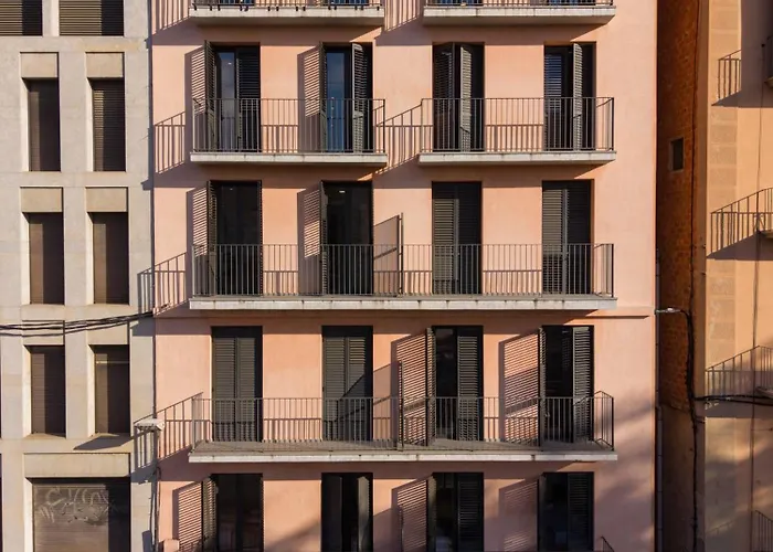 Modern Building ז'ירונה