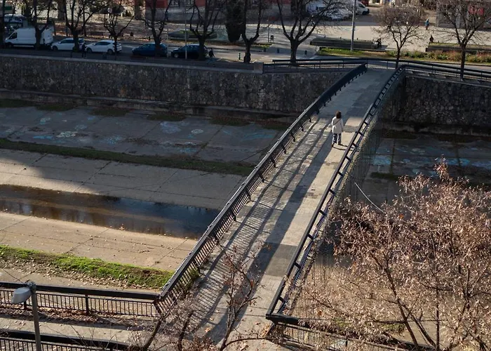 Modern Building ז'ירונה